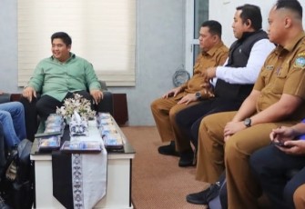 Bupati Bintan Roby Kurniawan saat Terima Audiensi Tim RDK Award, Selasa (05/08) di Ruang Rapat Bapperida Bintan.