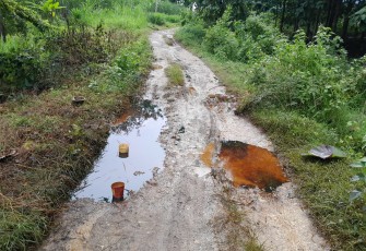 Tumpahan minyak mentah yang diduga hasil curian menggenangi jalan Ledok-Giyanti, Kecamatan Sambong Kabupaten Blora