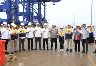 4 STS Crane Baru Dorong Kapasitas dan Kemandirian Pelabuhan Batu Ampar