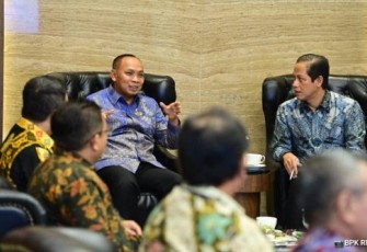 Pertemuan Wakil Ketua BPK Budi Prijono, Menteri KLH/BPLH Hanif Faisol Nurofiq, Sekretaris Jenderal BPK Bahtiar Arif, serta para pejabat dari BPK maupun KLH/BPLH.