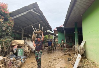 TNI Bersihkan Puskesmas Terdampak Banjir di Aceh Tamiang