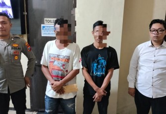 dua tersangka (tengah) saat diamankan
