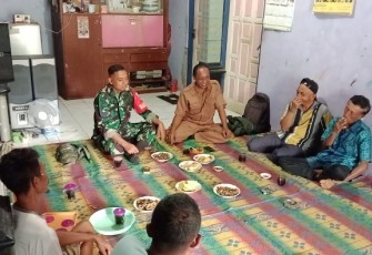 Babinsa saat Laksanakan Komsos dengan Kelompok Tani
