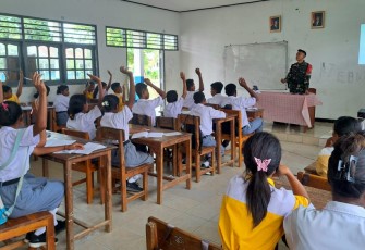 Satgas Pos Nunura Tanamkan Wawasan Kebangsaan di SMAK Aloysius Gonzaga Raihat