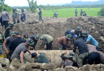 Satgas TMMD Ke-123 Bersama Masyarakat Berjibaku Pasang Gorong-Gorong 