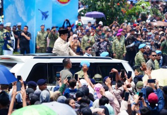 Masyarakat dari berbagai lapisan tampak memadati kawasan Istana Merdeka hingga Monumen Nasional (Monas) untuk menyaksikan rangkaian kebesaran Presiden Republik Indonesia Prabowo Subianto menuju lokasi Upacara Peringatan Hari Ulang Tahun ke-80 Tentara Nasional Indonesia (TNI), Minggu (5/10/2025)