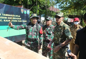 Kasiter Korem 041/Gamas (tengah) saat Tinjau RTLH TMMD Ke-124 Kodim 0408/BS