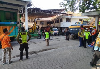 Sejumlah tim gabungan bersiaga dalam operasi SAR terhadap korban peristiwa ambruknya gedung musala pondok pesantren Al Khoziny, Kecamatan Buduran, Kabupaten Sidoarjo, Jawa Timur, Jumat (3/10)