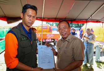 Kementerian Transmigrasi menyerahkan bantuan kemanusiaan berupa bahan pangan dan obat-obatan sebanyak 8 truk melalui Badan Nasional Penanggulangan Bencana (BNPB)