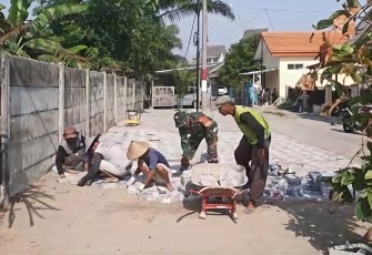 Babinsa Ngegong dan Warga Gotong Royong Pasang Paving untuk Tingkatkan Akses Jalan