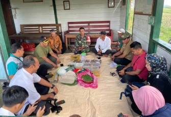 Babinsa Koramil 0803-14/Dagangan Laksanakan Pengecekan Saluran Irigasi Bersama PPL