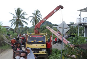Percepatan instalasi tiang listrik di Kecamatan Palembayan, Kabupaten Agam, Sumatera Barat, Rabu (3/12)