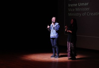 Wakil Menteri Ekonomi Kreatif, Irene Umar, memberi sambutan pada penyelenggaraan Celebrating UK–Indonesia Cultural Collaboration: The UK & Indonesia — Connect Through Dance di Taman Ismail Marzuki, Jakarta, Selasa (9/12/2025)