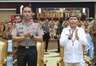 Wakapolda Kalimantan Tengah (Kalteng), Brigjen Pol Dr. Rakhmad Setyadi, S.I.K., S.H., M.H., mewakili Kapolda Irjen Pol Iwan Kurniawan, S.IK., M.Si. , menghadiri Rapat Koordinasi Teknis (Rakortek) Percepatan Operasionalisasi Koperasi Desa/Kelurahan Merah Putih Provinsi Kalteng, di Aula Jayang Tingang Kantor Gubernur Kalteng, Selasa (25/11/2025)