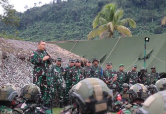 Kasrem 121/Abw Kolonel Inf Mohamad Isnaeni, S.E., M.M., wakili Danrem 121/Abw Brigjen TNI Purnomosidi, S.I.P., M.A.P., M.Han., dampingi Pangdam XII/Tanjungpura, Mayjen TNI Jamallulael, S.Sos., M.Si., meninjau kegiatan latihan Batalyon Infanteri 644/Walet Sakti di daerah latihan Desa Ulu Tubuk, Kecamatan Kalis, Kapuas Hulu, Kamis (20/2/2025)