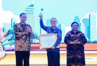 Sekjen Kemnaker Chris Kuntadi saat menerima penghargaan ANRI di Jakarta, Kamis (26/6)