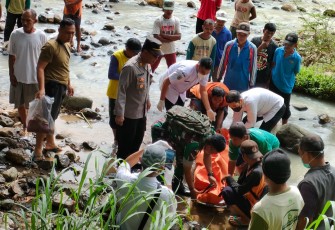 TNI-Polri saat Sigap Evakuasi Korban di Sungai Desa Duren, Trenggalek