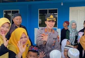 Kapolres Bintan bersama PJU Polres Bintan tengah membagi-bagikan takjil berupa bingkisan kue dan minuman kepada anak-anak (TK) Negeri 3 Pembina Toapaya Selatan, Kabupaten Bintan, Jumat (7/3/2025)