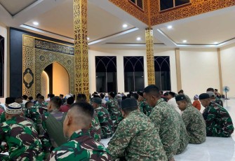  Satgas Pamtas RI-Malaysia Yonzipur 5/ABW bersama warga turut memperingati Malam Nisfu Sya'ban dengan penuh khidmat yang digelar di Masjid Al- Hidayah di Desa Badau, Kecamatan Badau, Kabupaten Kapuas hulu ini dihadiri oleh ratusan jamaah, mulai dari anak-anak hingga orang tua, yang antusias mengikuti berbagai rangkaian ibadah, Kamis (14/2/2025)