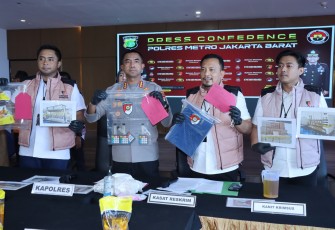 Kapolres Metro Jakarta Barat Kombes Pol Twedi Aditya Bennyahdi Saat Melakukan Konferensi Pers 