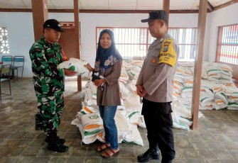 TNI-Polri Kawal Ketat Penyaluran Bantuan Beras CPP di Trenggalek