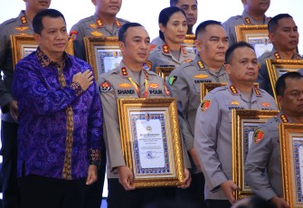 Kapolri Berikan Penghargaan Pembangunan Zona Integritas WBK Kepada Divisi Humas Polri