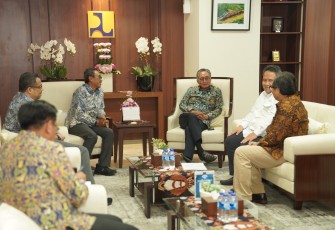 Menteri Pekerjaan Umum Dody Hanggodo menerima kunjungan jajaran Persatuan Perusahaan Air Minum Seluruh Indonesia (Perpamsi) di Kantor Kementerian PU, Rabu (4/6/2025)