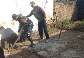 Babinsa Kodim Ponorogo Bantu Gali Pondasi