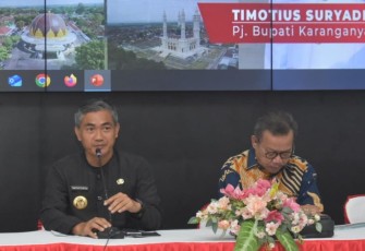 Pj Bupati Karanganyar Timotius Suryadi (kiri) memberikan pemaparan terkait upaya penanggulangan kemiskinan saat menerima kunjungan kerja Komisi D DPRD Jawa Tengah, Kamis (16/1/2025), di ruang Anthurium Rumah Dinas Bupati Karanganyar.