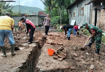 TNI-Polri di Trenggalek Gotong Royong Wujudkan Rumah Layak Huni