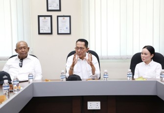 Wali Kota Batam, Amsakar Achmad, bersama Wakil Wali Kota, Li Claudia Chandra, saat melakukan inspeksi mendadak (sidak) ke PT. ASL Shipyard Indonesia, Kamis (16/10/2025). 