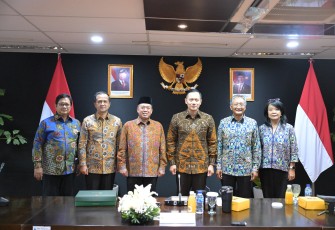 Foto bersama usai rapat koordinasi kementerian teknis yang digelar di Kantor Koordinator Kementerian Infrastruktur dan Pembangunan Kewilayahan (IPK), Jakarta, 8/1/2025.