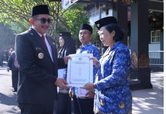 Bupati Rober Christanto menyerahkan SK kenaikan pangkat kepada salah satu ASN saat upacara Hari Kesaktian Pancasila, di halaman Kantor Bupati Karanganyar, Rabu (1/10/2025)