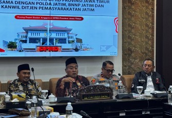 Komisi A DPRD Jawa Timur menggelar rapat dengar pendapat (hearing) dengan Badan Narkotika Nasional (BNN) Jawa Timur, Direktorat Narkoba Polda Jatim, dan perwakilan Lembaga Pemasyarakatan (Lapas) di Gedung DPRD Jatim, Senin (21/7/2025)