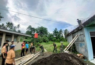 Personil satgas TMMD saat memulai kegiatan rehabilitasi pondok pesantren Hidayatullah Bitung