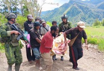 Satgas Koops TNI Habema Kogabwilhan III Evakuasi Jenazah Guru Korban Pembunuhan OPM di Distrik Anggruk Kab Yahukimo 