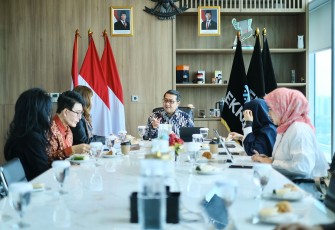 Menteri Ekonomi Kreatif, Teuku Riefky Harsya, menerima audiensi dari Tim Malaysia Islamic Art and Design, di Kantor Kementerian Ekraf, Jakarta, Senin (10/11/2025)