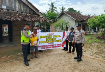 Polsek Belitang III Salurkan Bansos Kepada Masyarakat