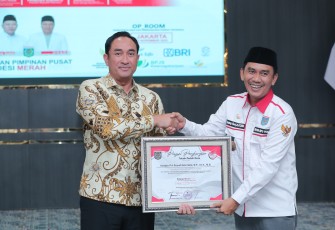 Kepala BNN RI, Suyudi Ario Seto, menerima penghargaan sebagai Tokoh Peduli Desa dari Asosiasi Pemerintah Desa Seluruh Indonesia (APDESI) Merah Putih yang diberikan dalam rangkaian acara Pelantikan Pengurus APDESI Merah Putih serta Deklarasi Desa Bersinar, Selasa (25/11)