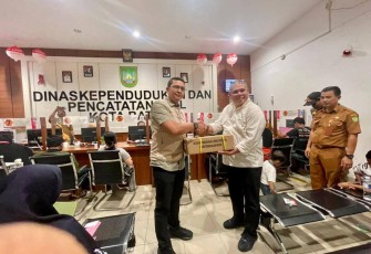 Plt Disdukcapil Kota Batam, Yusfa Hendri, saat menyambut hangat kunjungan Direktur Pengelolaan Informasi Administrasi Kependudukan Ditjen Dukcapil Kementerian Dalam Negeri, Muhammad Nuh Al Azhar, di Kantor Disdukcapil Batam, Sekupang, Selasa (21/10/2025). 