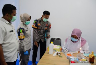 Petugas Dinkes Karanganyar saat melakukan Inspeksi Kesehatan Lingkungan (IKL) di dapur SPPG Kemala Bhayangkari Karanganyar pada Jumat (3/10/2025)