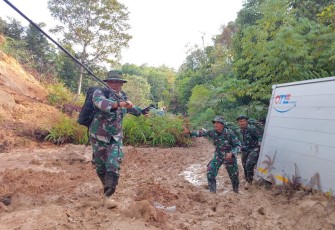 TNI Terobos 20 Titik Longsor Dengan Berjalan Kaki