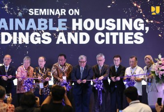 Staf Ahli Menteri Bidang Sosial Budaya dan Peran Masyarakat Abram Elsajaya Barus saat mewakili Menteri PU dalam acara Seminar Sustainable Housing, Buildings and Cities di Jakarta, Selasa (14/1/2025). 