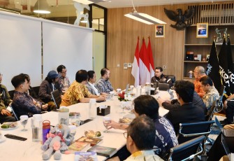 Menteri Ekonomi Kreatif, Teuku Riefky Harsya, menerima audiesi para animator, filmmaker, dan Asosiasi Komik Indonesia (AKSI) di Kantor Kementerian Ekonomi Kreatif, Jakarta pada Rabu, 26 November 2025