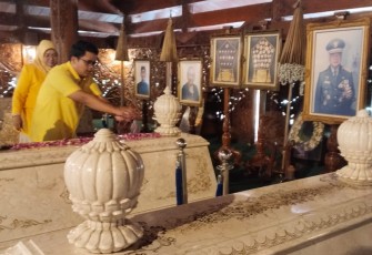 Ketua DPD Golkar Karanganyar, Ilyas Akbar Almadani, saat berziarah di makam keluarga besar Soeharto, di Astana Giribangun, Matesih, Karanganyar, Rabu (19/11/2025)