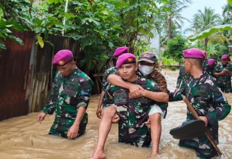 AKsi Sigap Prajurit TNI AL Evakuasi Warga Terdampak Banjir di Pesawaran Lampung 