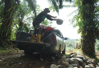 Gotong Royong Warga dan Satgas