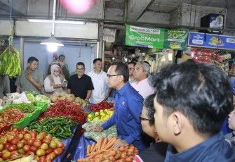  Wakil Menteri Dalam Negeri (Wamendagri) Bima Arya Sugiarto meninjau harga bahan pangan di Pasar Kosambi Kota Bandung, Jawa Barat 