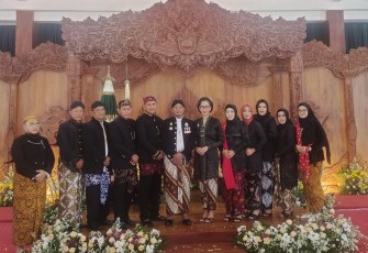 Dandim 0801/Pacitan Letkol Arh Imam Musahirul, S.H., M.I.P. berserta istri dan jajaran unsur forkopimda Kabupaten Pacitan menghadiri prosesi acara perayaan Hari Jadi ke-280 Tahun 2025 Kabupaten Pacitan yang di gelar dengan meriah di Pendopo Tumenggung Mas Djogokarjo Kabupaten Pacitan, Senin (17/2/2025)