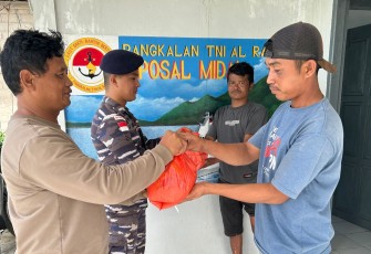 Danposal Midai Perintahkan Anggota Kawal Kelompok Kapal Cumi Saat Bagikan Sembako 